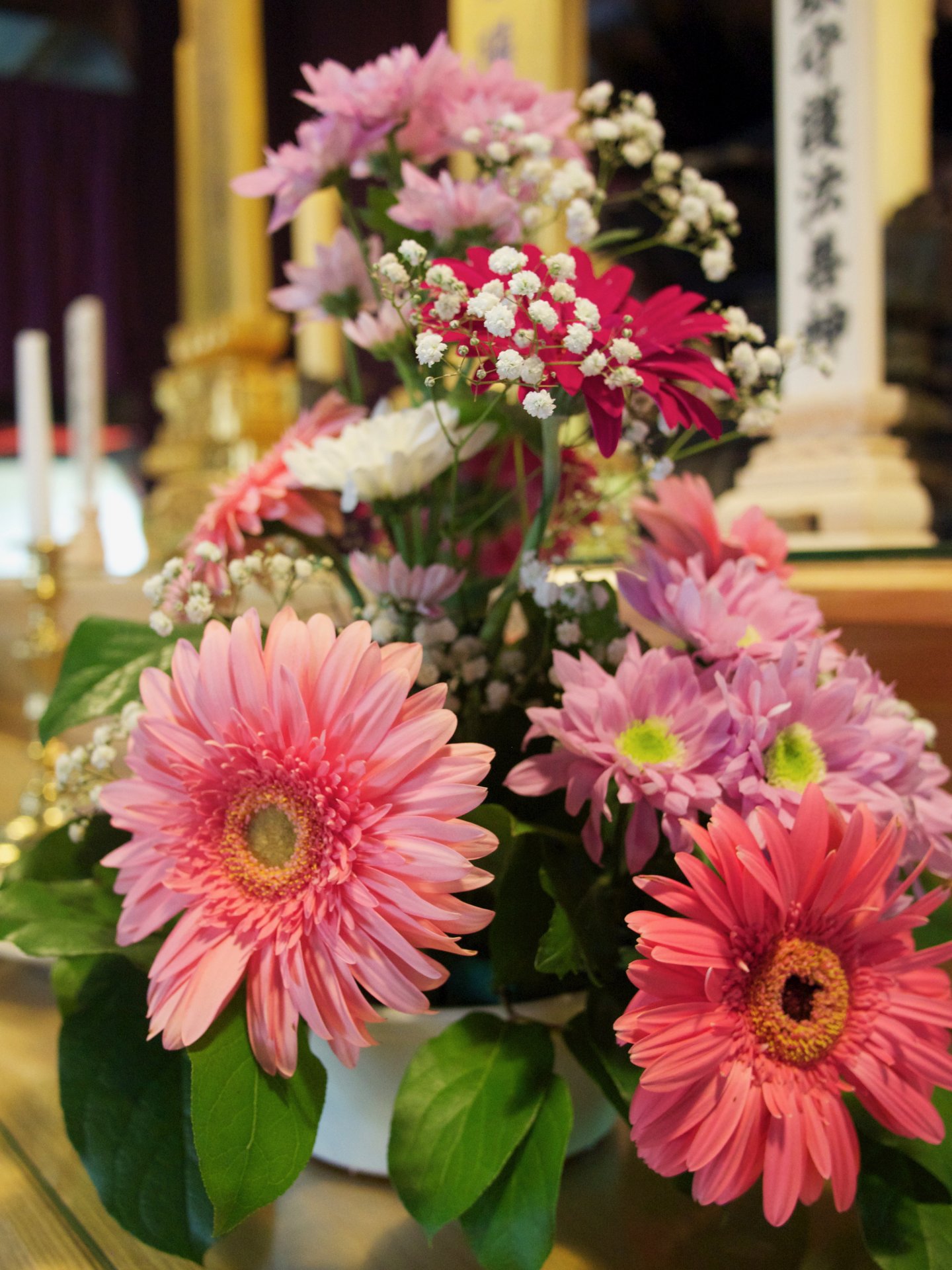 Fleurs et autel bouddhiste